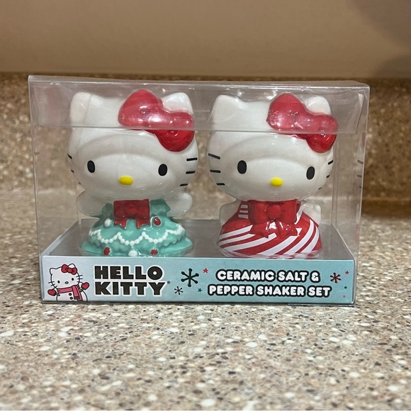 Hello kitty salt and pepper shakers - Picture 1 of 3